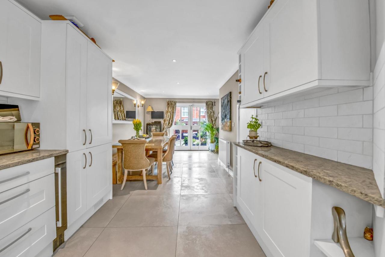 Stylish 3 Bedroom Townhouse For 5 Guests, Set In The Medieval Grid With Off Street Parking Bury St. Edmunds Extérieur photo