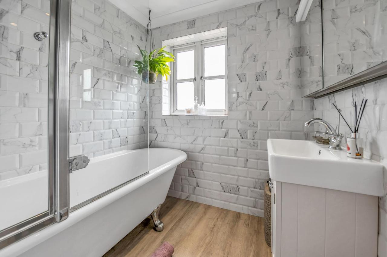 Stylish 3 Bedroom Townhouse For 5 Guests, Set In The Medieval Grid With Off Street Parking Bury St. Edmunds Extérieur photo